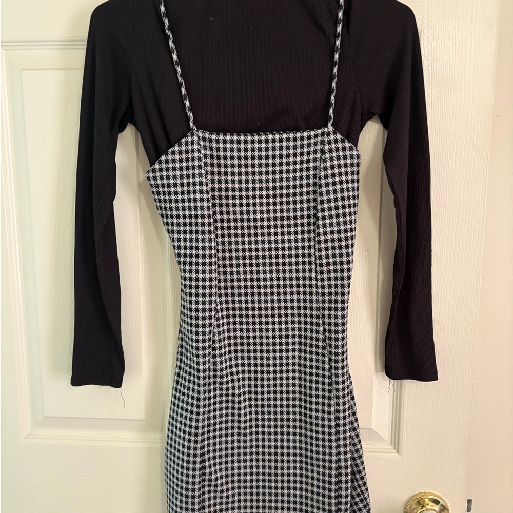Elegant Houndstooth Dress with Black Sleeves